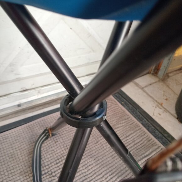 This is a lightweight portable folding seat; Tripod / 3 Legs, ideal for camping - Picture 5 of 10